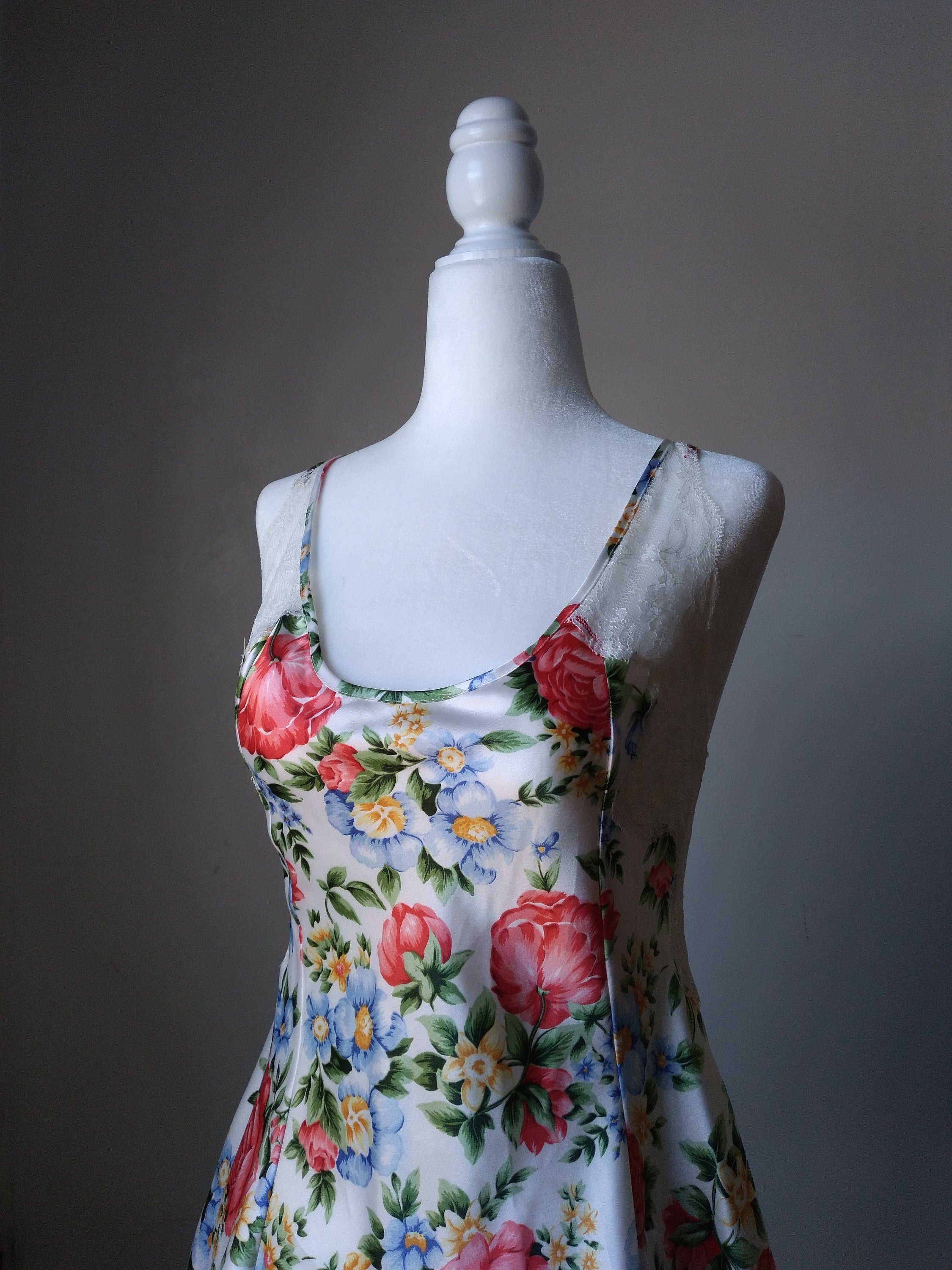 1990s Vintage Victoria's Secret Blooming Garden White Slip Dress Ariel Yujin 1990s Vintage Victoria's Secret Blooming Garden White Slip Dress Ariel Yujin